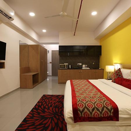 Hotel Downtown Гандинагар Екстериор снимка