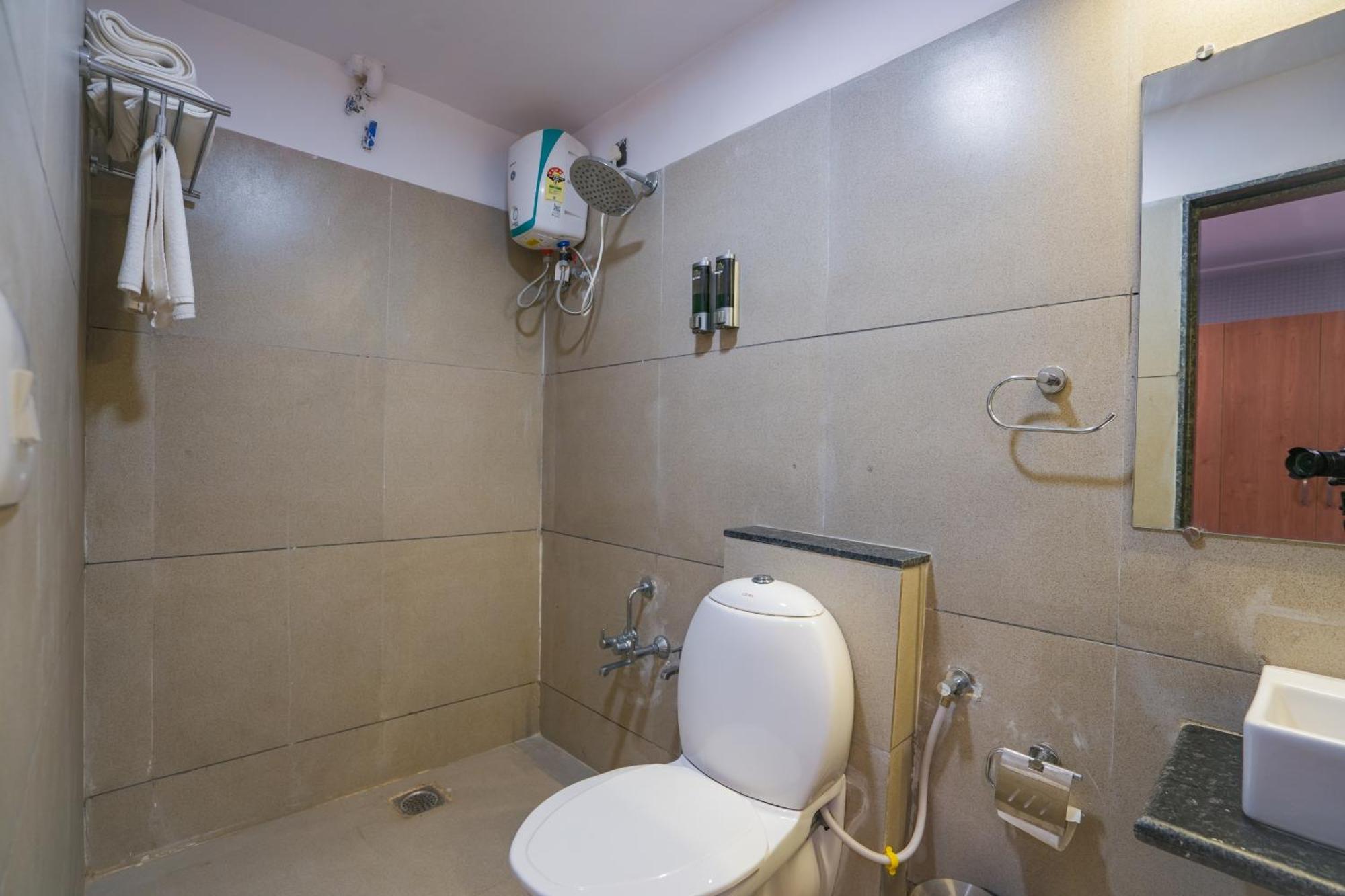 Hotel Downtown Гандинагар Екстериор снимка