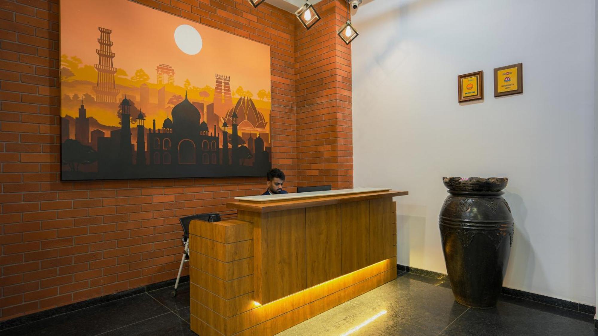 Hotel Downtown Гандинагар Екстериор снимка