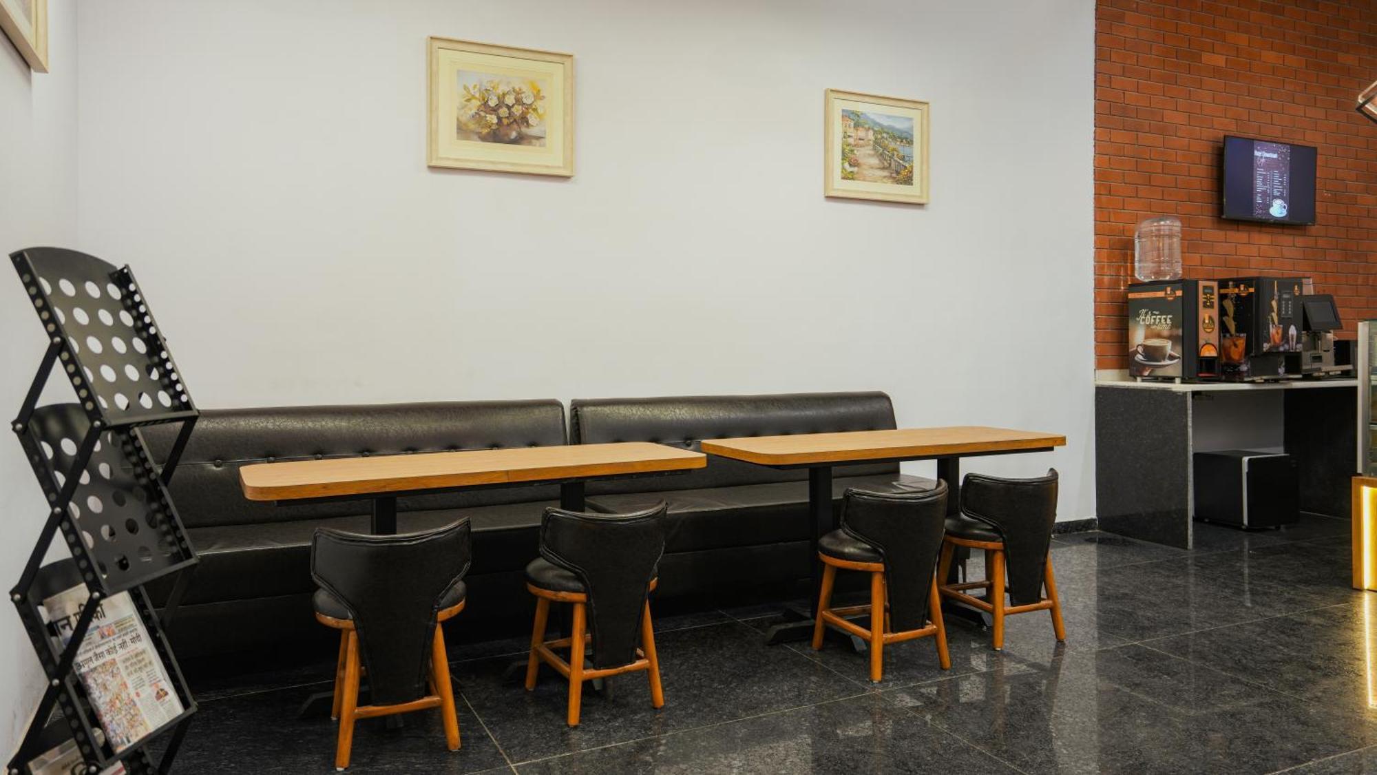 Hotel Downtown Гандинагар Екстериор снимка