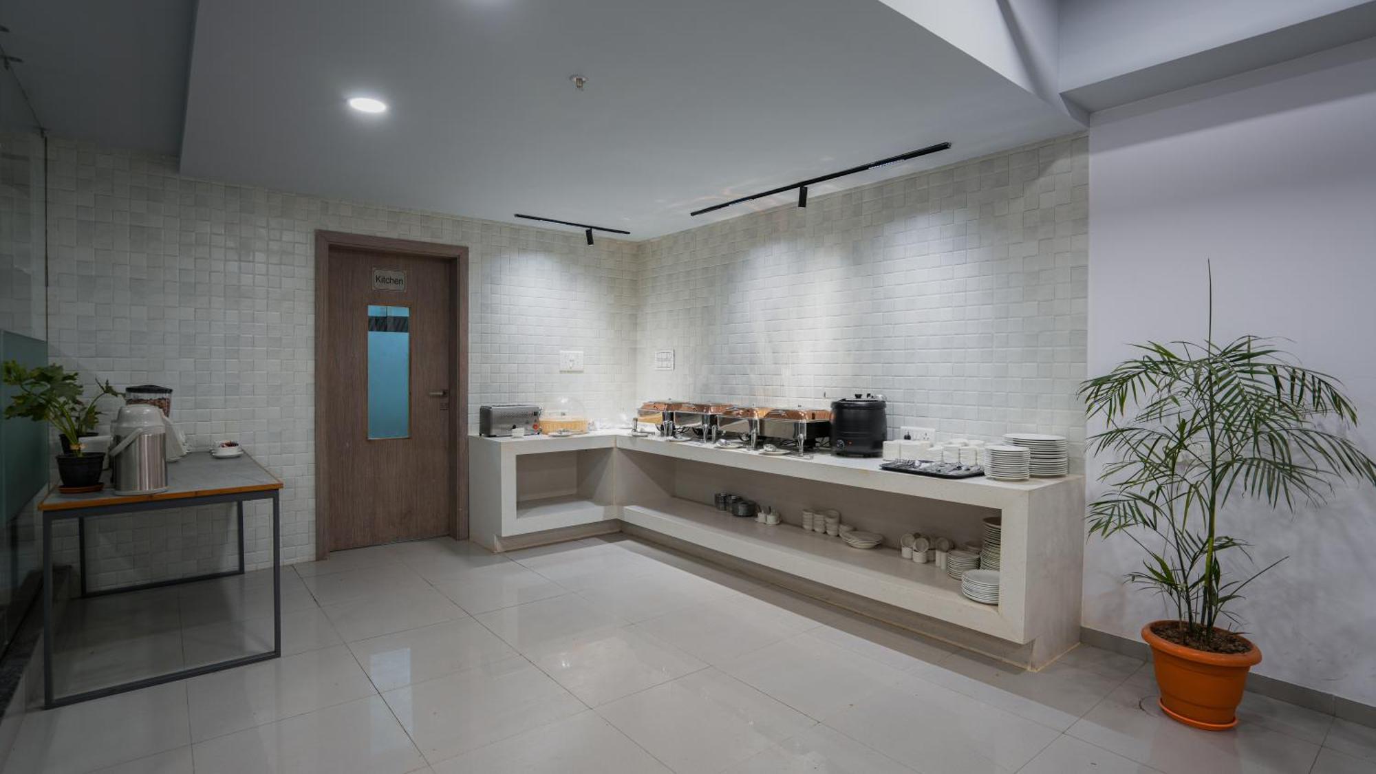 Hotel Downtown Гандинагар Екстериор снимка