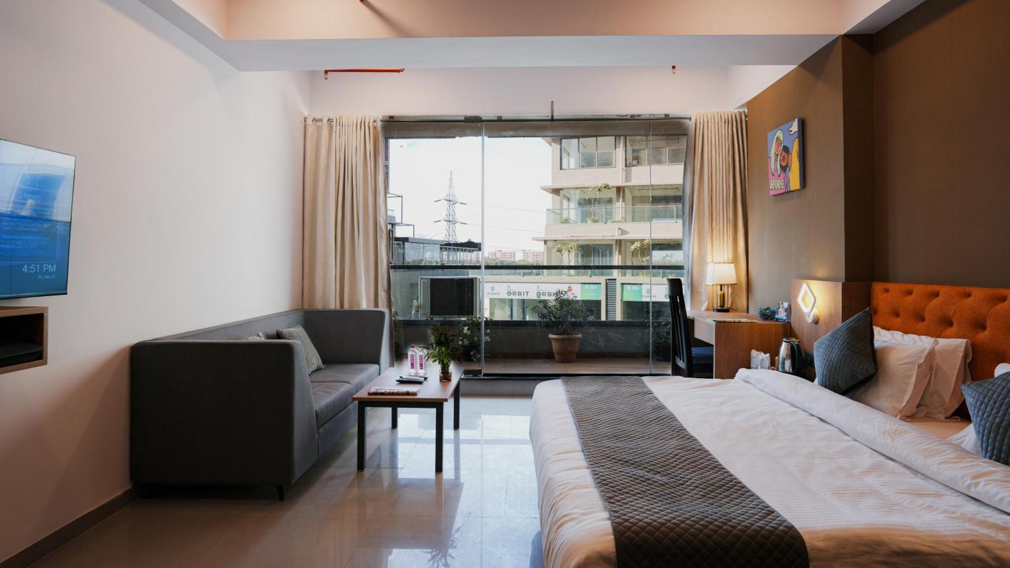Hotel Downtown Гандинагар Екстериор снимка
