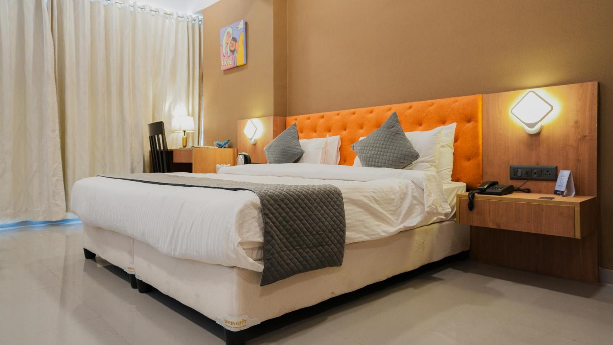 Hotel Downtown Гандинагар Екстериор снимка