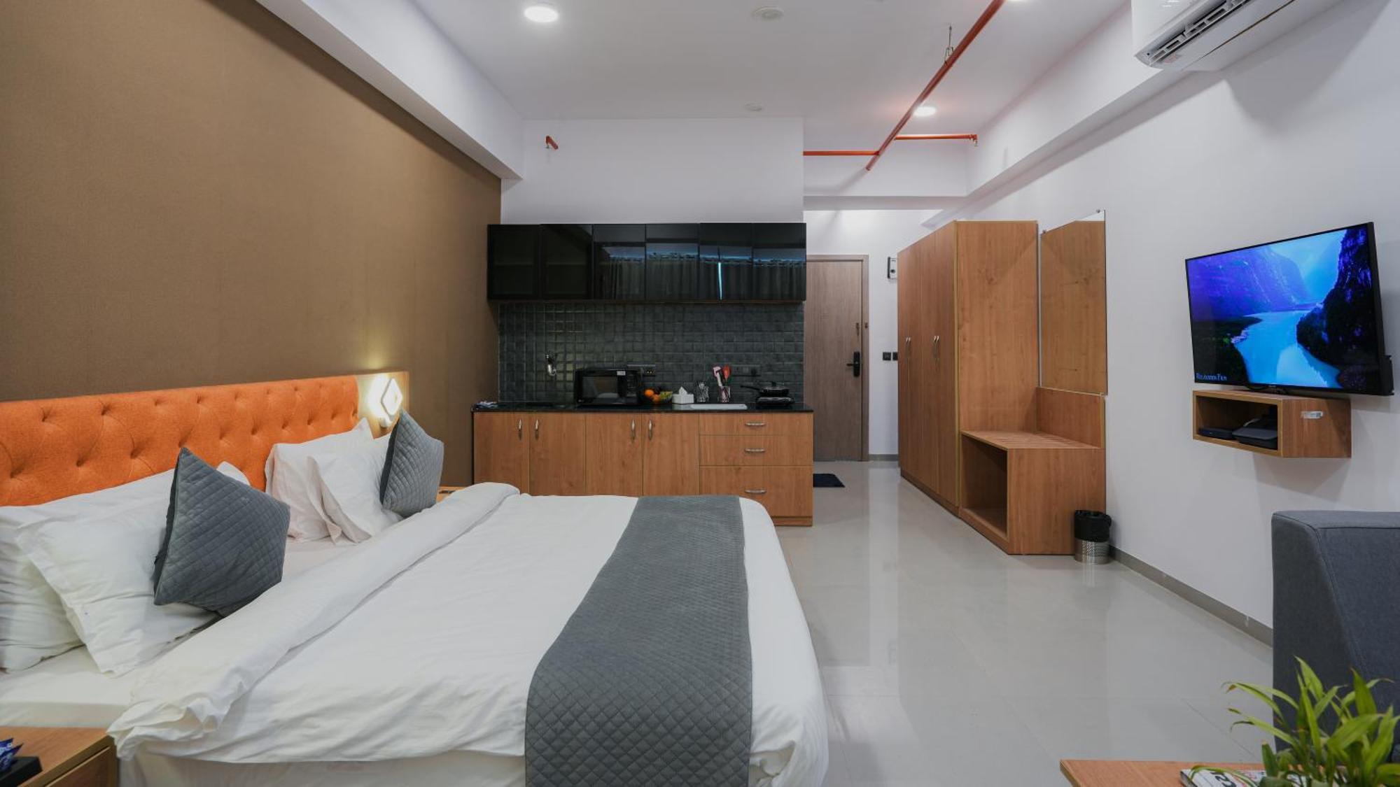 Hotel Downtown Гандинагар Екстериор снимка