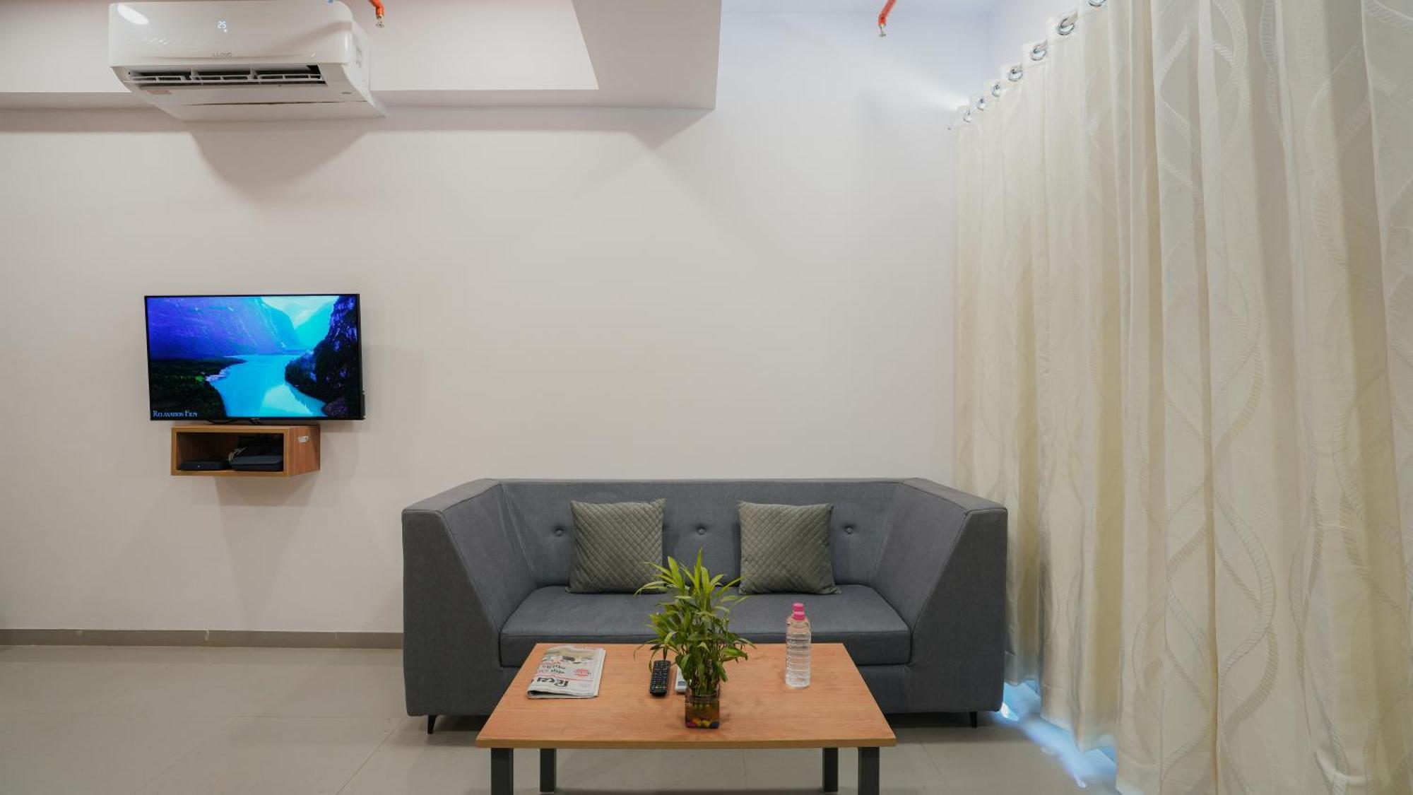 Hotel Downtown Гандинагар Екстериор снимка
